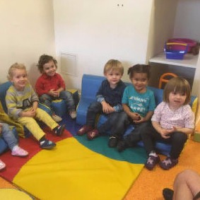 enfants assis ensemble